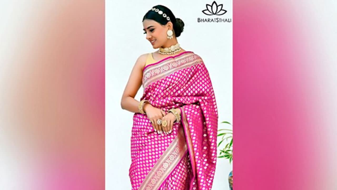 साड़ियों के हो शौक़ीन? भारतस्थली से खरीदें बेस्ट कारीगरों द्वारा बनाई गई रॉयल बनारसी साड़ी साड़ियों के हो शौक़ीन? भारतस्थली से खरीदें बेस्ट कारीगरों द्वारा बनाई गई रॉयल बनारसी साड़ी