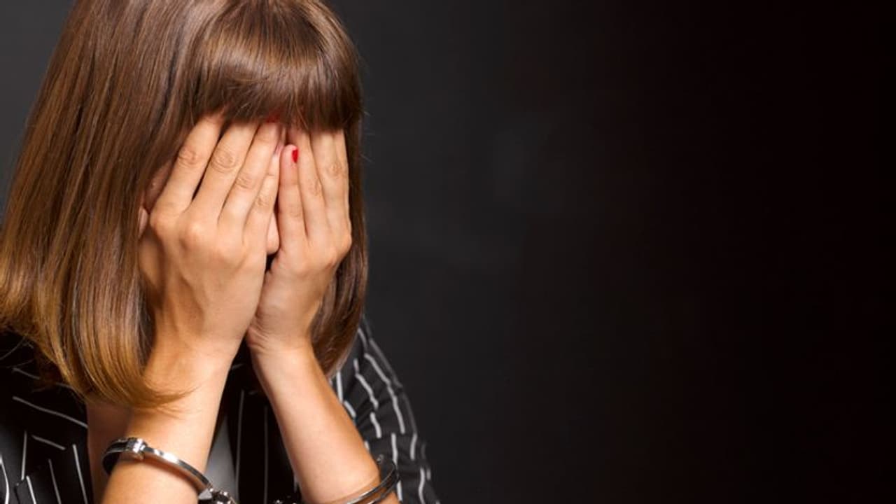 മകന് പഠിക്കുന്ന സ്കൂളിലെ ആണ്കുട്ടികളെ കിടപ്പറയിലെത്തിച്ചു; ബലാല്സംഗക്കേസില് വീട്ടമ്മ കുടുങ്ങി മകന് പഠിക്കുന്ന സ്കൂളിലെ ആണ്കുട്ടികളെ കിടപ്പറയിലെത്തിച്ചു; ബലാല്സംഗക്കേസില് വീട്ടമ്മ കുടുങ്ങി