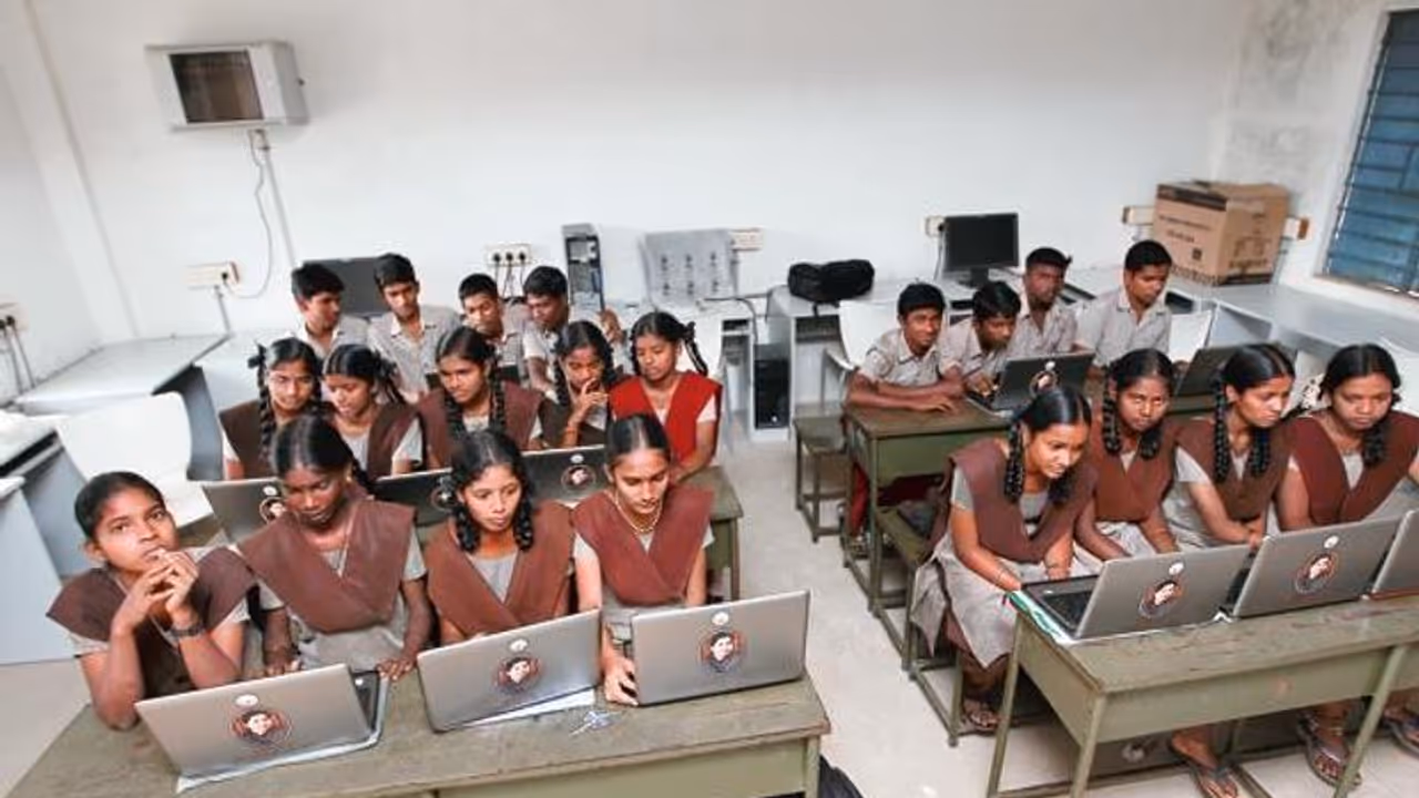 நல்ல செய்தி..! விரைவில் இலவச லேப் டாப்..பள்ளிக் கல்வித்துறை வெளியிட்ட தகவல்.. நல்ல செய்தி..! விரைவில் இலவச லேப் டாப்..பள்ளிக் கல்வித்துறை வெளியிட்ட தகவல்..