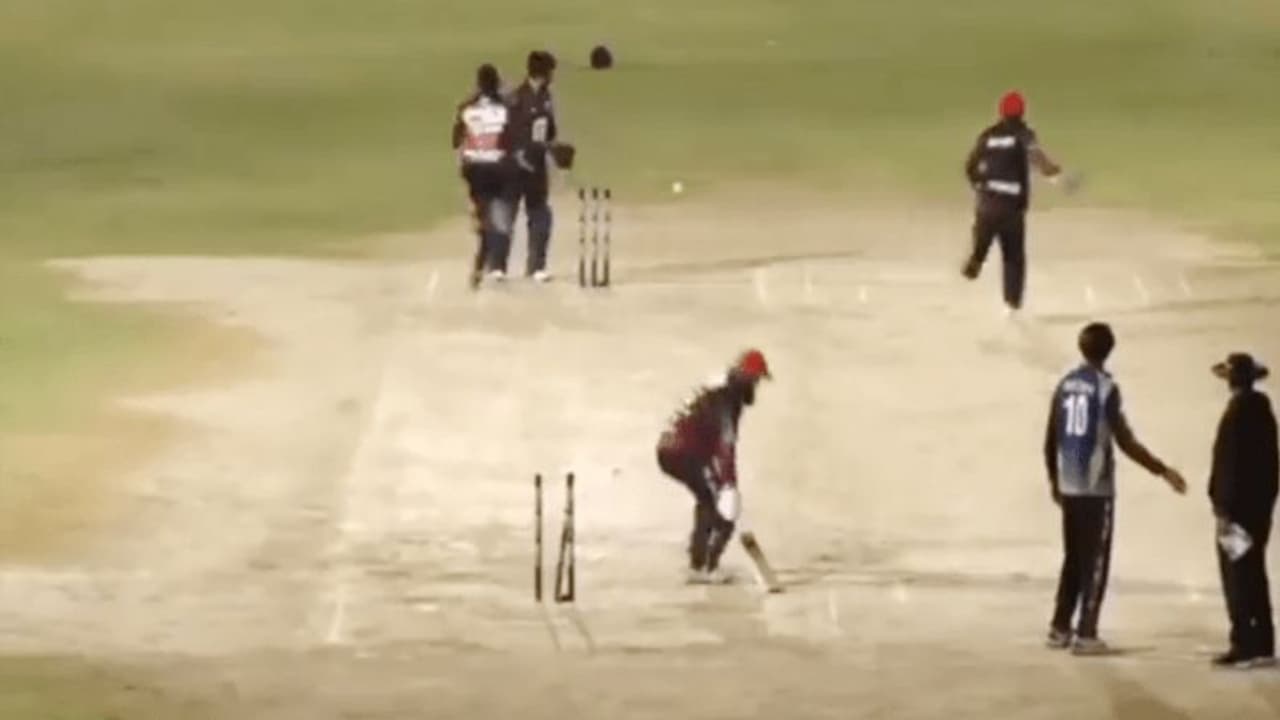 பவுண்டரி அடிக்காமல் ஒரு பந்தில் 5 ரன் அடித்து வெற்றி பெற்ற அணி.! கிரிக்கெட் வரலாற்றில் முதல் சம்பவம்.. வீடியோ பவுண்டரி அடிக்காமல் ஒரு பந்தில் 5 ரன் அடித்து வெற்றி பெற்ற அணி.! கிரிக்கெட் வரலாற்றில் முதல் சம்பவம்.. வீடியோ