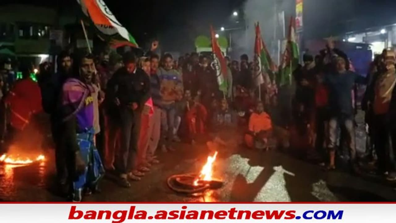 Municipal Elections : প্রার্থী বদলের দাবি, TMC কর্মীদের রাস্তায় টায়ার জ্বালিয়ে বিক্ষোভে উত্তপ্ত অশোকনগর