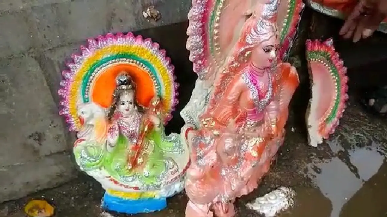 Saraswati Puja 2022: একটানা ভারী বৃষ্টি, নষ্ট শয়ে শয়ে সরস্বতীর মূর্তি Saraswati Puja 2022: একটানা ভারী বৃষ্টি, নষ্ট শয়ে শয়ে সরস্বতীর মূর্তি