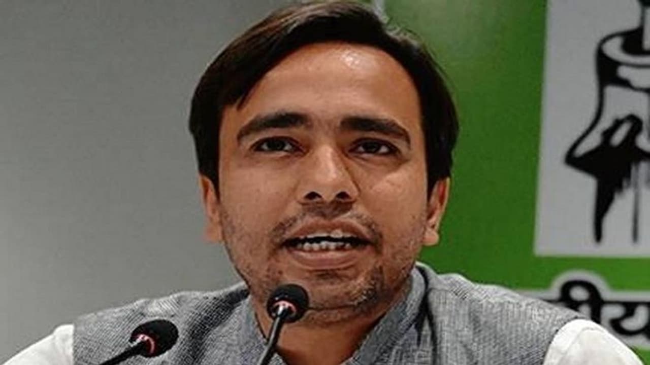 यूपी चुनाव से पहले RLD सुप्रीमो का फ़र्ज़ी ट्वीट हुआ वायरल, जयंत चौधरी ने तहरीर देकर की कार्रवाई की मांग यूपी चुनाव से पहले RLD सुप्रीमो का फ़र्ज़ी ट्वीट हुआ वायरल, जयंत चौधरी ने तहरीर देकर की कार्रवाई की मांग