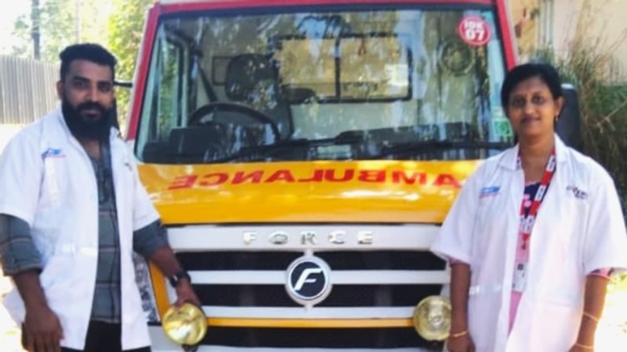 വീട്ടിൽ പ്രസവിച്ച അഥിതി തൊഴിലാളിയായ യുവതിക്കും കുഞ്ഞിനും രക്ഷകരായി ആംബുലൻസ് ജീവനക്കാർ