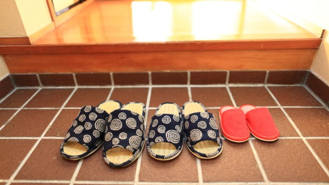 Vastu tips for slippers: ঘরে চপ্পল উল্টো হয়ে থাকলে তা মারাত্মক অশুভ, জেনে নিন বাস্তুর নিয়মগুলি