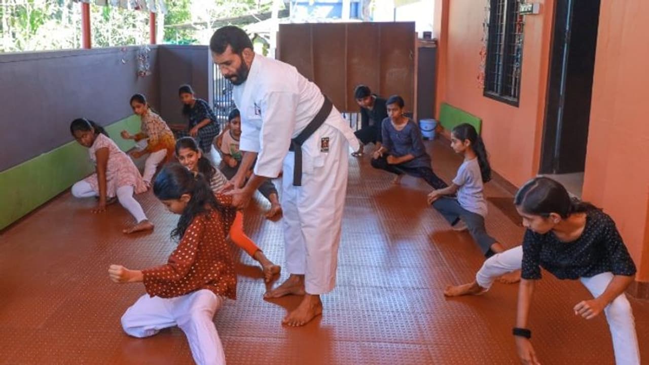 സ്വയം പ്രതിരോധത്തിന് അടവുകൾ പരിശീലിച്ച് മുക്കത്തെ പെൺകുട്ടികൾ സ്വയം പ്രതിരോധത്തിന് അടവുകൾ പരിശീലിച്ച് മുക്കത്തെ പെൺകുട്ടികൾ