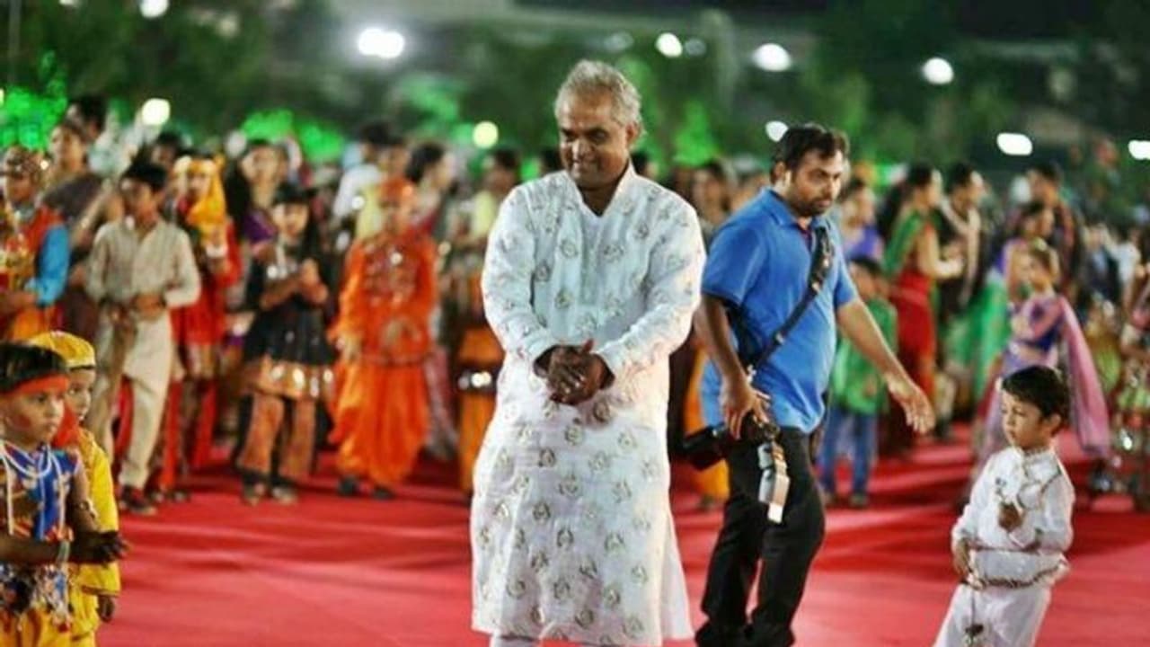 Savji Dholakia : 50 കോടിയുടെ ഹെലികോപ്റ്റര് നാടിന് സമര്പ്പിച്ച് ഗുജറാത്തില്നിന്നും ഒരു പത്മശ്രീ ജേതാവ്! Savji Dholakia : 50 കോടിയുടെ ഹെലികോപ്റ്റര് നാടിന് സമര്പ്പിച്ച് ഗുജറാത്തില്നിന്നും ഒരു പത്മശ്രീ ജേതാവ്!