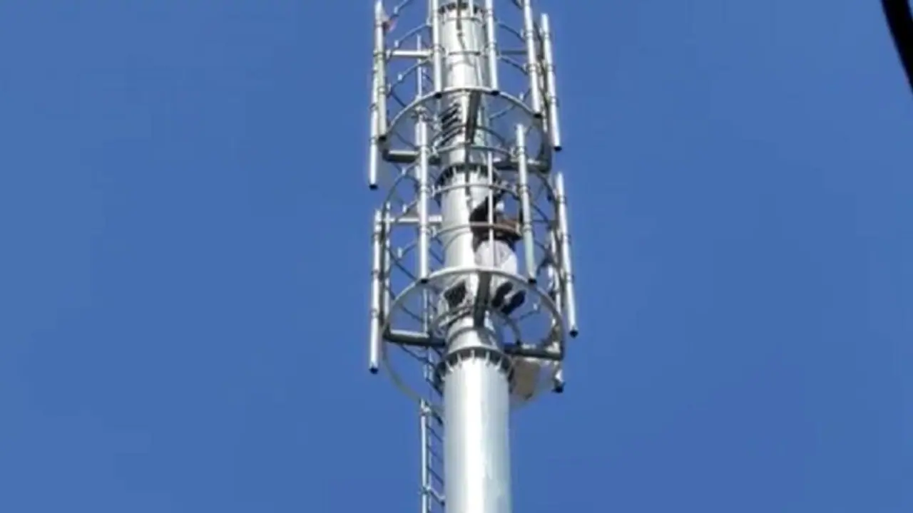 यूपी चुनाव में पर्चा खारिज होने से नाराज युवक मोबाइल टावर पर चढ़ा, उतारकर कलेक्ट्रेट ले गई पुलिस