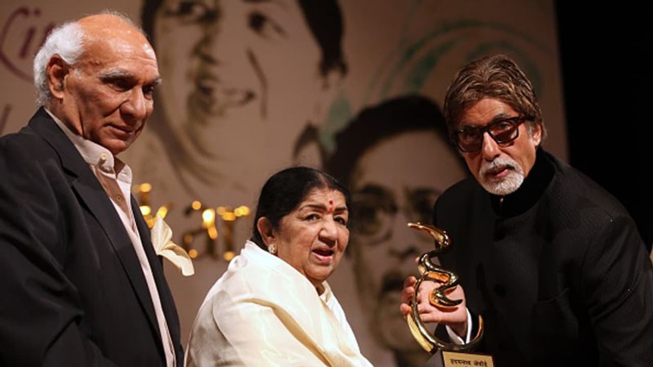 Lata Mangeshkar: ফিল্ম ফেয়ার ট্রফির লেডি বস্ত্রহীণ, লজ্জায় লাল লতাকে রুমালে মুড়িয়ে ট্রফি দেওয়া হয় Lata Mangeshkar: ফিল্ম ফেয়ার ট্রফির লেডি বস্ত্রহীণ, লজ্জায় লাল লতাকে রুমালে মুড়িয়ে ট্রফি দেওয়া হয়