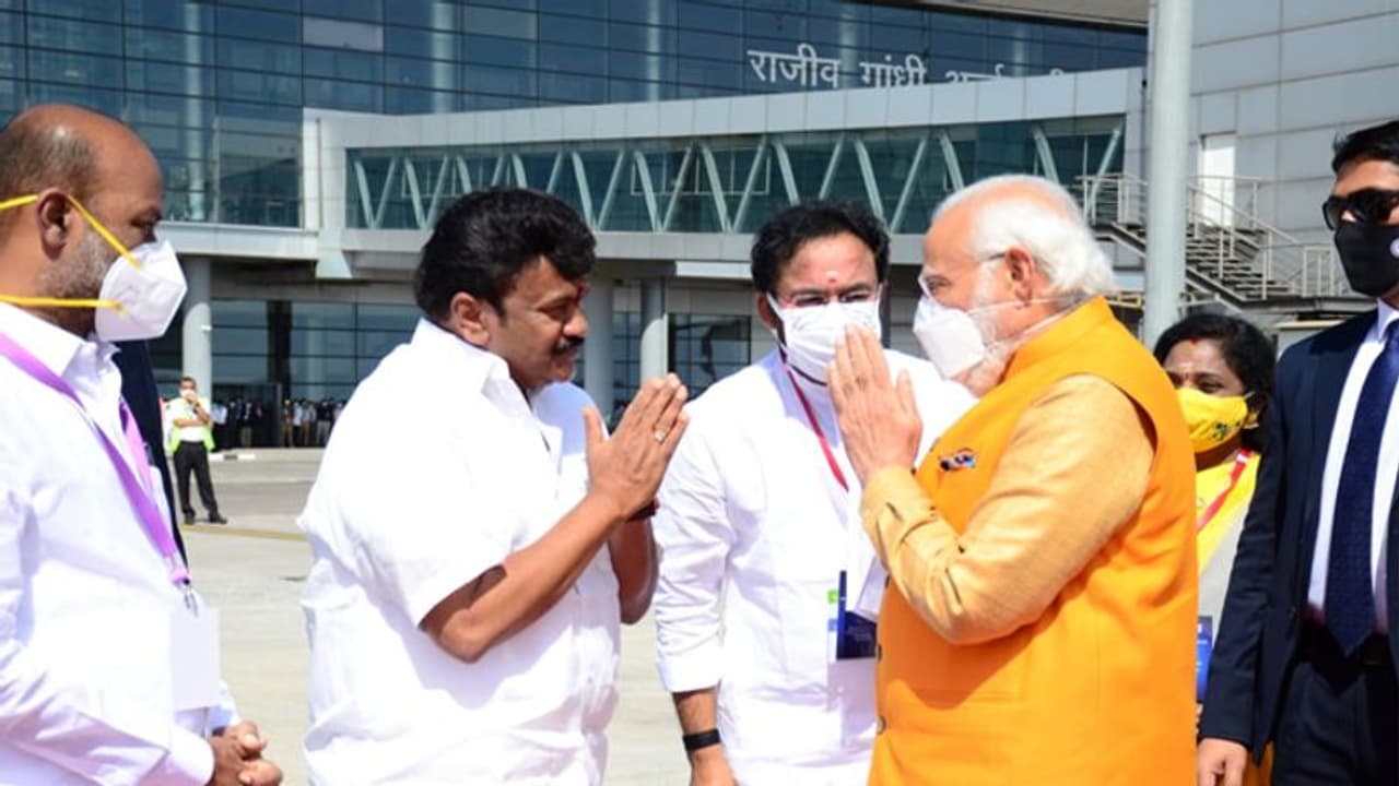 modi hyderabad tour : శంషాబాద్ ఎయిర్పోర్ట్కు చేరుకున్న ప్రధాని మోడీ.. కేసీఆర్కు బదులు తలసాని స్వాగతం modi hyderabad tour : శంషాబాద్ ఎయిర్పోర్ట్కు చేరుకున్న ప్రధాని మోడీ.. కేసీఆర్కు బదులు తలసాని స్వాగతం