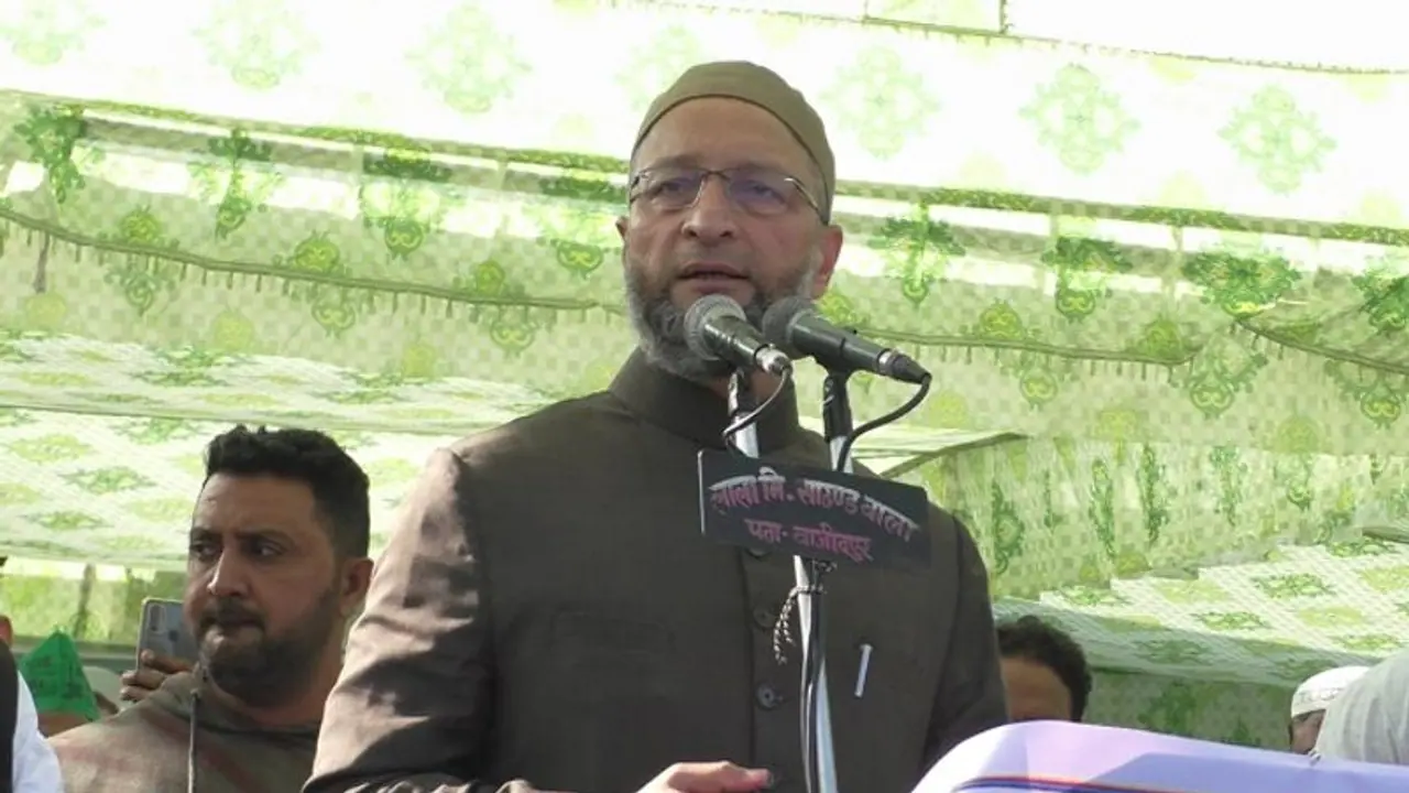 ഹിജാബ് ധരിക്കുന്ന സ്ത്രീകളും രാഷ്ട്ര നിര്മ്മാണത്തിന്റെ ഭാഗമെന്ന് അസദുദ്ദീൻ ഒവൈസി ഹിജാബ് ധരിക്കുന്ന സ്ത്രീകളും രാഷ്ട്ര നിര്മ്മാണത്തിന്റെ ഭാഗമെന്ന് അസദുദ്ദീൻ ഒവൈസി