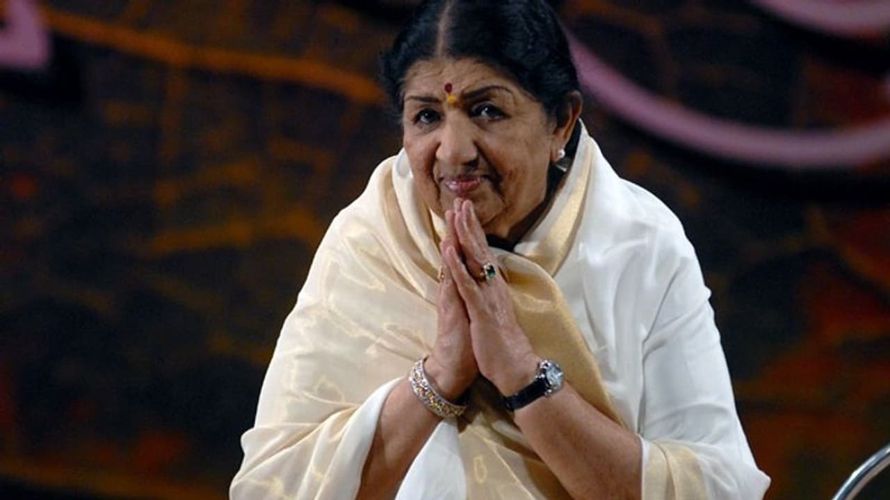 Pray For Lata Mangeshkar: রবিনা, আফতাব থেকে শুরু করে ভক্তকূল, গোটা দেশ জুড়ে প্রার্থনা, 'এ লড়াই জিততেই হবে' Pray For Lata Mangeshkar: রবিনা, আফতাব থেকে শুরু করে ভক্তকূল, গোটা দেশ জুড়ে প্রার্থনা, 'এ লড়াই জিততেই হবে'