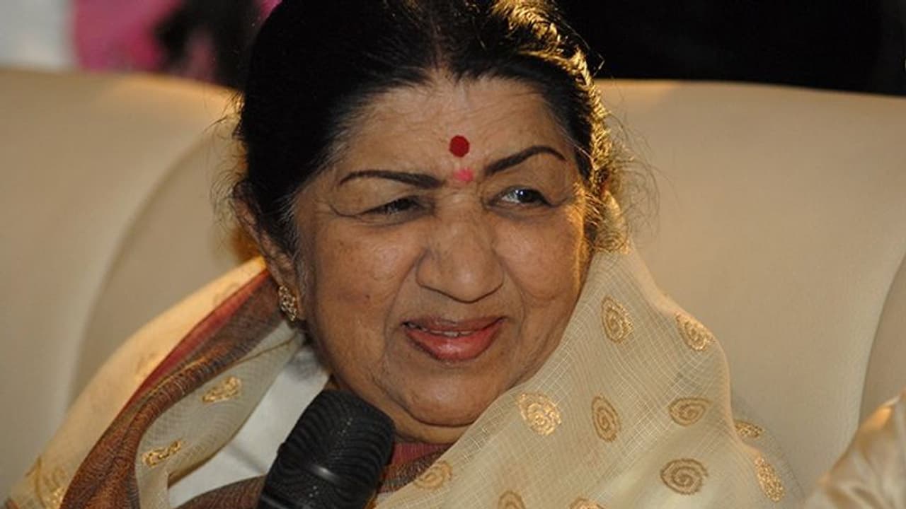 உயிருக்கு போராடும் கானக் குயில்... 60 ஆண்டுகள் இந்தியாவை சொக்க வைத்த லதா மங்கேஷ்கர். உயிருக்கு போராடும் கானக் குயில்... 60 ஆண்டுகள் இந்தியாவை சொக்க வைத்த லதா மங்கேஷ்கர்.