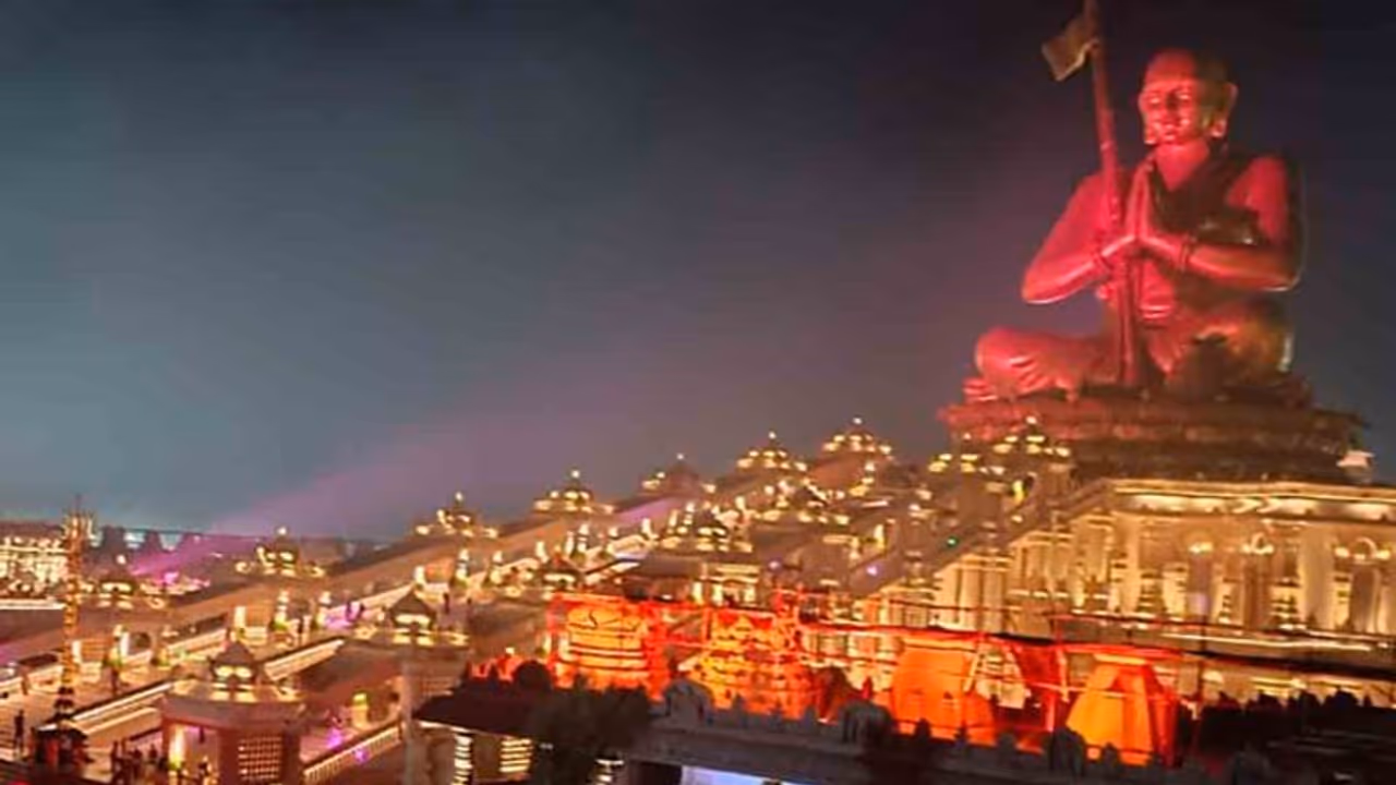 216 అడుగుల సమతామూర్తి విగ్రహాన్ని ఆవిష్కరించిన ప్రధాని మోడీ 216 అడుగుల సమతామూర్తి విగ్రహాన్ని ఆవిష్కరించిన ప్రధాని మోడీ