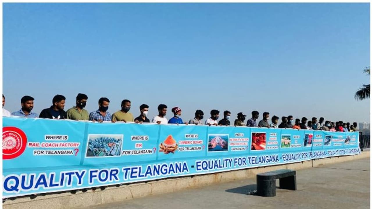 తెలంగాణపై వివక్ష వద్దు.. హామీలు నెరవేర్చండి.. ప్రధానికి మంత్రులు, ఎమ్మెల్యేల డిమాండ్.. ఫ్లెక్సీతో యువత నిరసన తెలంగాణపై వివక్ష వద్దు.. హామీలు నెరవేర్చండి.. ప్రధానికి మంత్రులు, ఎమ్మెల్యేల డిమాండ్.. ఫ్లెక్సీతో యువత నిరసన