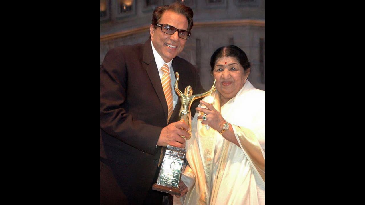 হেমা মালিনি, শাবানা আজমি থেকে শুরু করে অক্ষয় অজয়, শোকস্তবদ্ধ লতা মঙ্গেশকরের প্রয়াণের খবরে হেমা মালিনি, শাবানা আজমি থেকে শুরু করে অক্ষয় অজয়, শোকস্তবদ্ধ লতা মঙ্গেশকরের প্রয়াণের খবরে