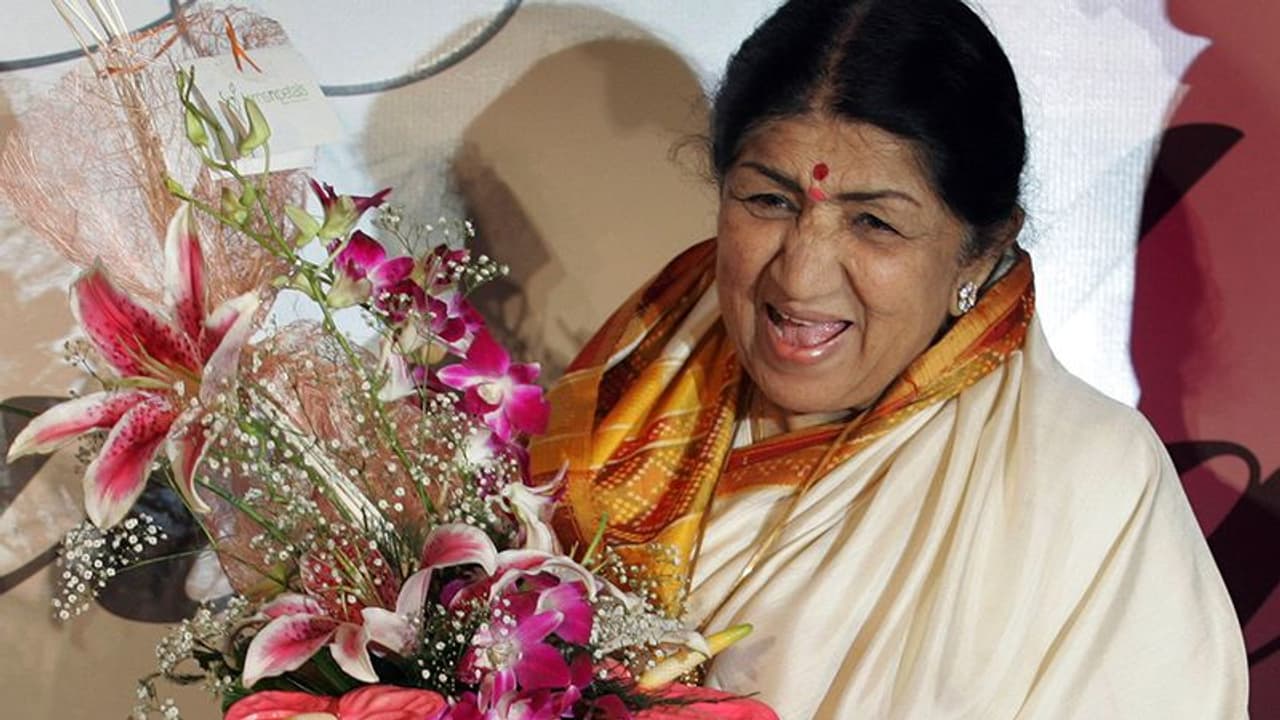 Lata Mangeshkar: ಗಾನ ಕೋಗಿಲೆಯ ಯುಗಳ ಗೀತೆಗಳು, ಕೇಳಿದಷ್ಟು ಮೃದುವಾಗುತ್ತಿತ್ತು ಹೃದಯಗಳು!