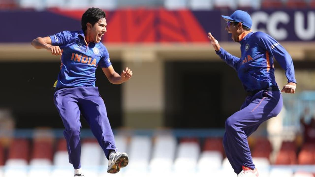 U19 World Cup final: എറിഞ്ഞു വീഴ്ത്തി ഇന്ത്യന്‍ യുവനിര, തകര്‍ന്നടിഞ്ഞ് ഇംഗ്ലണ്ട്