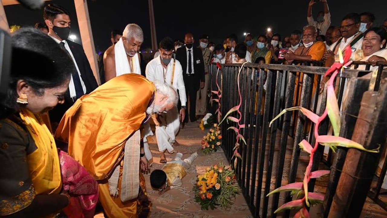 মোদীকে সাষ্টাঙ্গে প্রণাম, খুদের কীর্তি দেখে হাসি চাপতে পারলেন না প্রধানমন্ত্রীও মোদীকে সাষ্টাঙ্গে প্রণাম, খুদের কীর্তি দেখে হাসি চাপতে পারলেন না প্রধানমন্ত্রীও