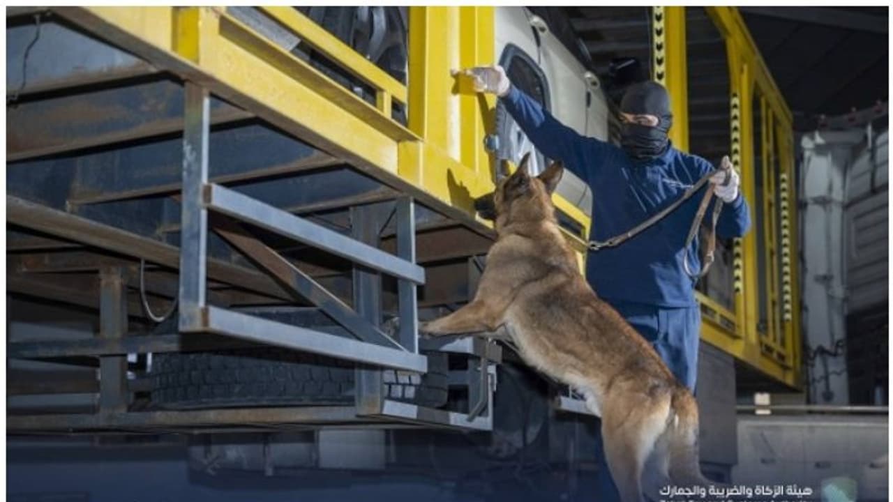 Drug Smuggling: സൗദി അറേബ്യയിൽ വൻ മയക്കുമരുന്ന് കടത്ത് തടഞ്ഞു; രണ്ട് പേര് അറസ്റ്റില് Drug Smuggling: സൗദി അറേബ്യയിൽ വൻ മയക്കുമരുന്ന് കടത്ത് തടഞ്ഞു; രണ്ട് പേര് അറസ്റ്റില്