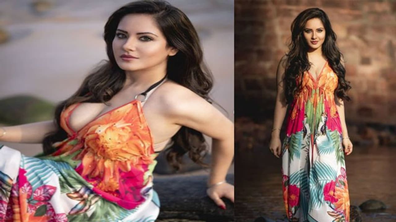 সর্বনাশ কান্ড! অন ক্যামেরায় পোশাক পালাচ্ছেন এই বিখ্যাত নায়িকা, ভিডিও দেখে চোখ ছানাবড়া সর্বনাশ কান্ড! অন ক্যামেরায় পোশাক পালাচ্ছেন এই বিখ্যাত নায়িকা, ভিডিও দেখে চোখ ছানাবড়া