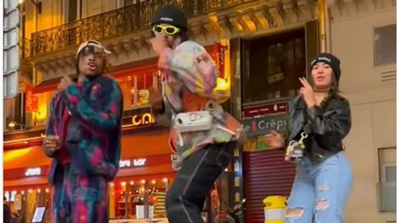 এবার 'কাঁচা বাদাম' জ্বরে কাবু ইউরোপও, ভুবনের গানের তালে নাচ ফ্রান্সের রাস্তায় এবার 'কাঁচা বাদাম' জ্বরে কাবু ইউরোপও, ভুবনের গানের তালে নাচ ফ্রান্সের রাস্তায়