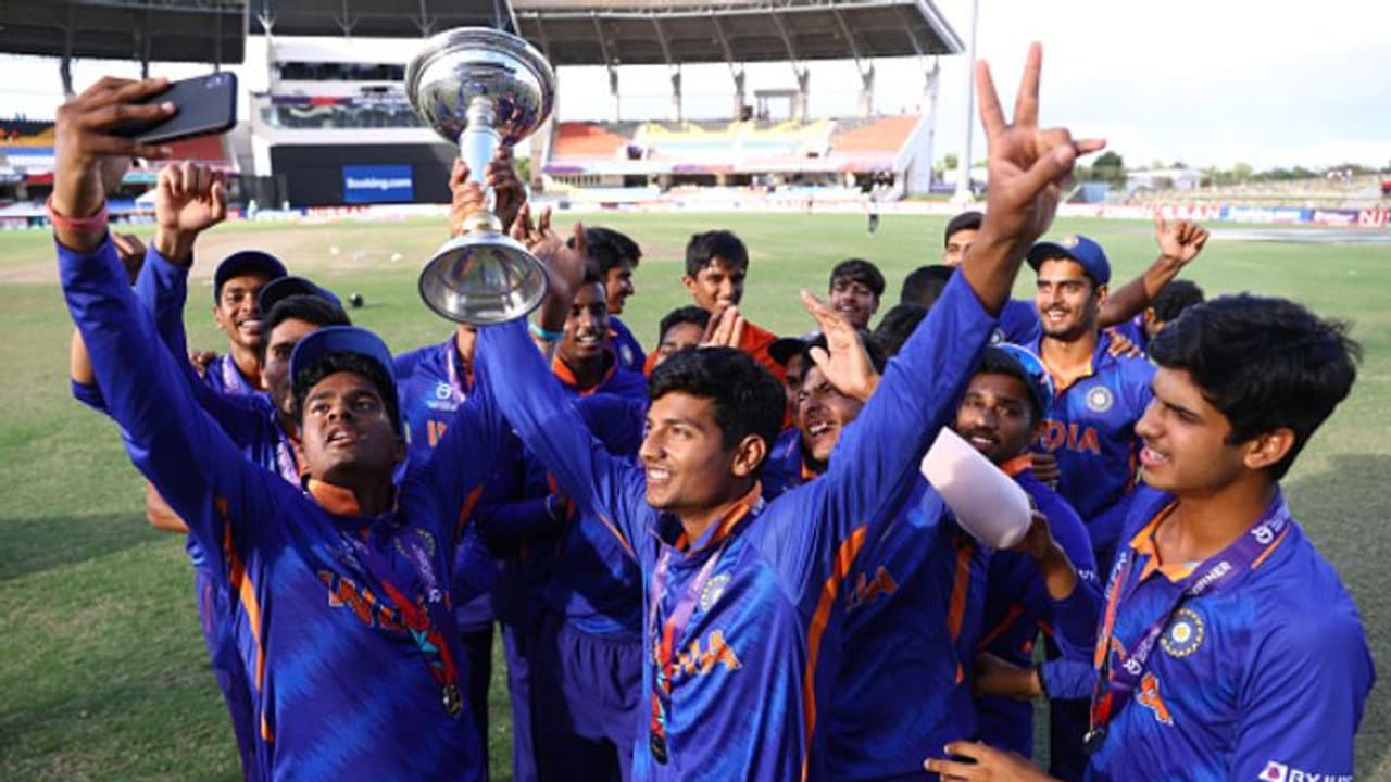 U19 World Cup : അണ്ടര് 19 ലോകകപ്പ് താരങ്ങള്ക്ക് പാരിതോഷികം പ്രഖ്യാപിച്ച് ബിസിസിഐ; അഹമ്മദാബാദില് സ്വീകരണം U19 World Cup : അണ്ടര് 19 ലോകകപ്പ് താരങ്ങള്ക്ക് പാരിതോഷികം പ്രഖ്യാപിച്ച് ബിസിസിഐ; അഹമ്മദാബാദില് സ്വീകരണം