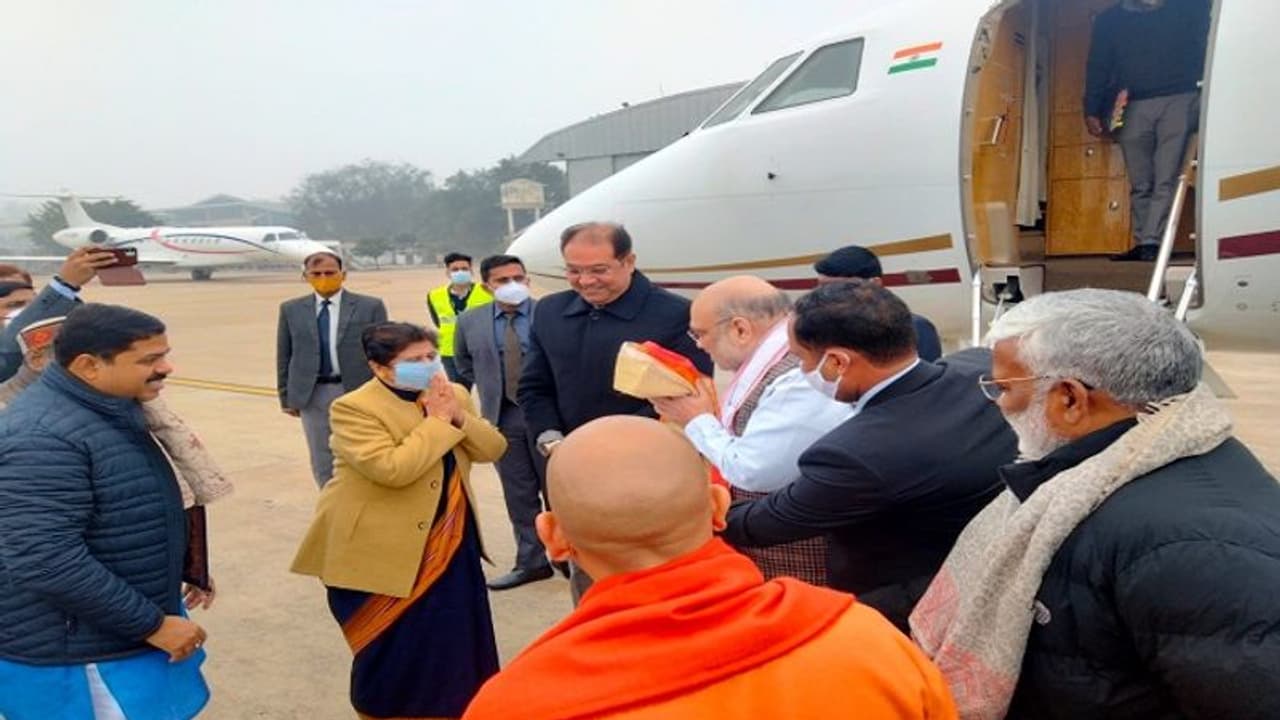 बीजेपी का यूपी चुनाव संकल्प पत्र जारी करने के लिए लखनऊ पहुंचे अमित शाह, एयरपोर्ट पर हुआ भव्य स्वागत
