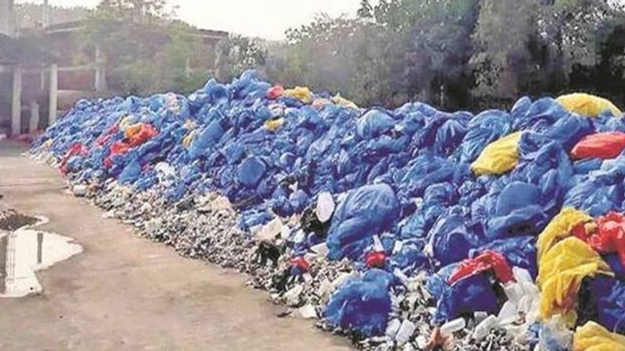 చెత్త పన్ను కట్టకుంటే పెన్షన్ సొమ్ము కట్!.. అక్కడ అధికారుల అత్యుత్సహం చెత్త పన్ను కట్టకుంటే పెన్షన్ సొమ్ము కట్!.. అక్కడ అధికారుల అత్యుత్సహం