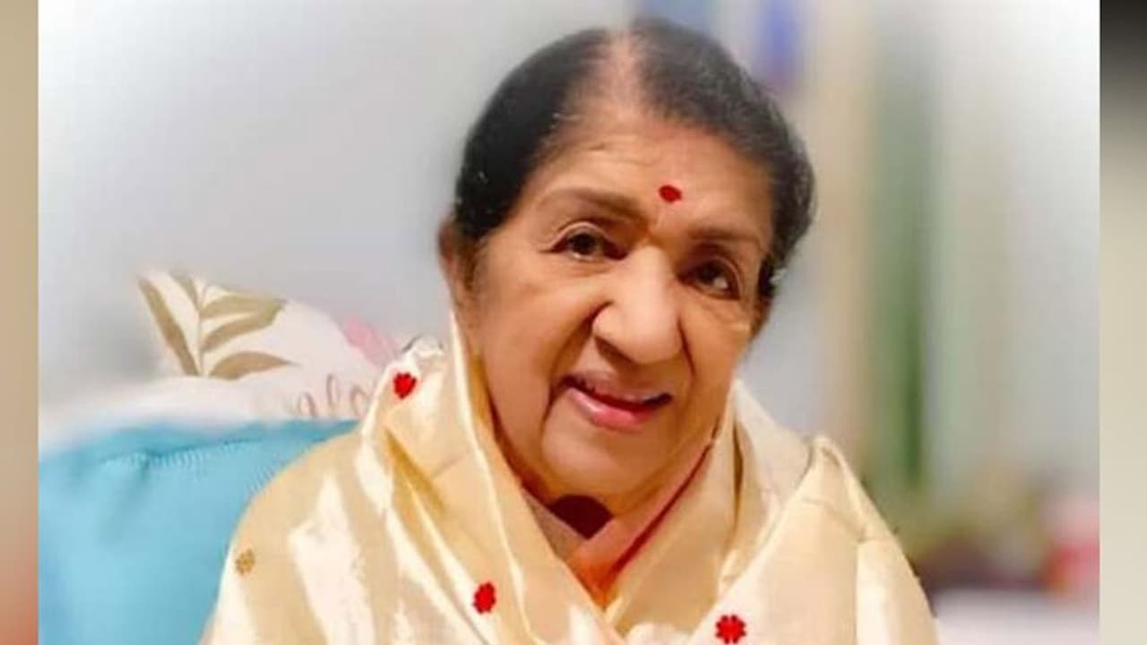 চলে গেলেন 'সুরের সরস্বতী', শিবাজি পার্কে শেষশ্রদ্ধা জানানো হবে লতা মঙ্গেশকরকে চলে গেলেন 'সুরের সরস্বতী', শিবাজি পার্কে শেষশ্রদ্ধা জানানো হবে লতা মঙ্গেশকরকে