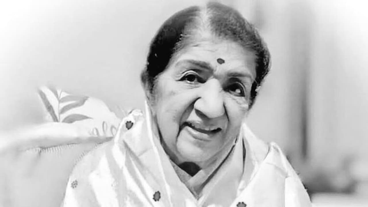 लता मंगेशकर के निधन पर हर कोई दुखी और दे रहा श्रद्धांजलि, शिवराज ने शेयर की पुरानी तस्वीरें, कहा व्यथित हूं लता मंगेशकर के निधन पर हर कोई दुखी और दे रहा श्रद्धांजलि, शिवराज ने शेयर की पुरानी तस्वीरें, कहा व्यथित हूं