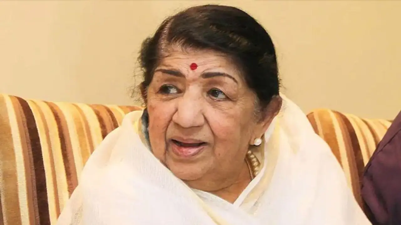 Lata Mangeshkar Death: ಲತಾ ಮಂಗೇಶ್ಕರ್ ನಿಧನ 2 ದಿನಗಳ ಶೋಕಾಚರಣೆ, ಅರ್ಧಕ್ಕಿಳಿಯಲಿದೆ ರಾಷ್ಟ್ರ ಧ್ವಜ! Lata Mangeshkar Death: ಲತಾ ಮಂಗೇಶ್ಕರ್ ನಿಧನ 2 ದಿನಗಳ ಶೋಕಾಚರಣೆ, ಅರ್ಧಕ್ಕಿಳಿಯಲಿದೆ ರಾಷ್ಟ್ರ ಧ್ವಜ!