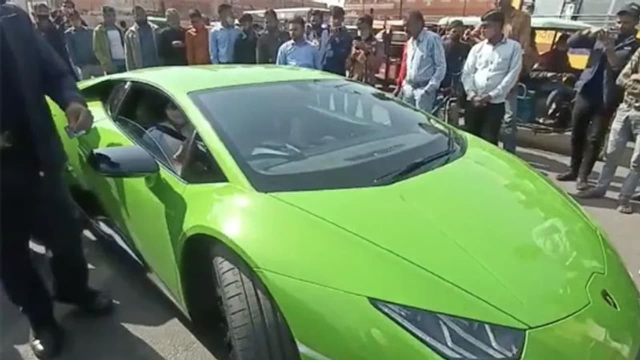 जब राजस्थान पुलिस ने 5 करोड़ की कार का काटा चालान, देखते ही उमड़ पड़ी भीड़, मालिक का जवाब सुन पुलिस भी हैरान जब राजस्थान पुलिस ने 5 करोड़ की कार का काटा चालान, देखते ही उमड़ पड़ी भीड़, मालिक का जवाब सुन पुलिस भी हैरान