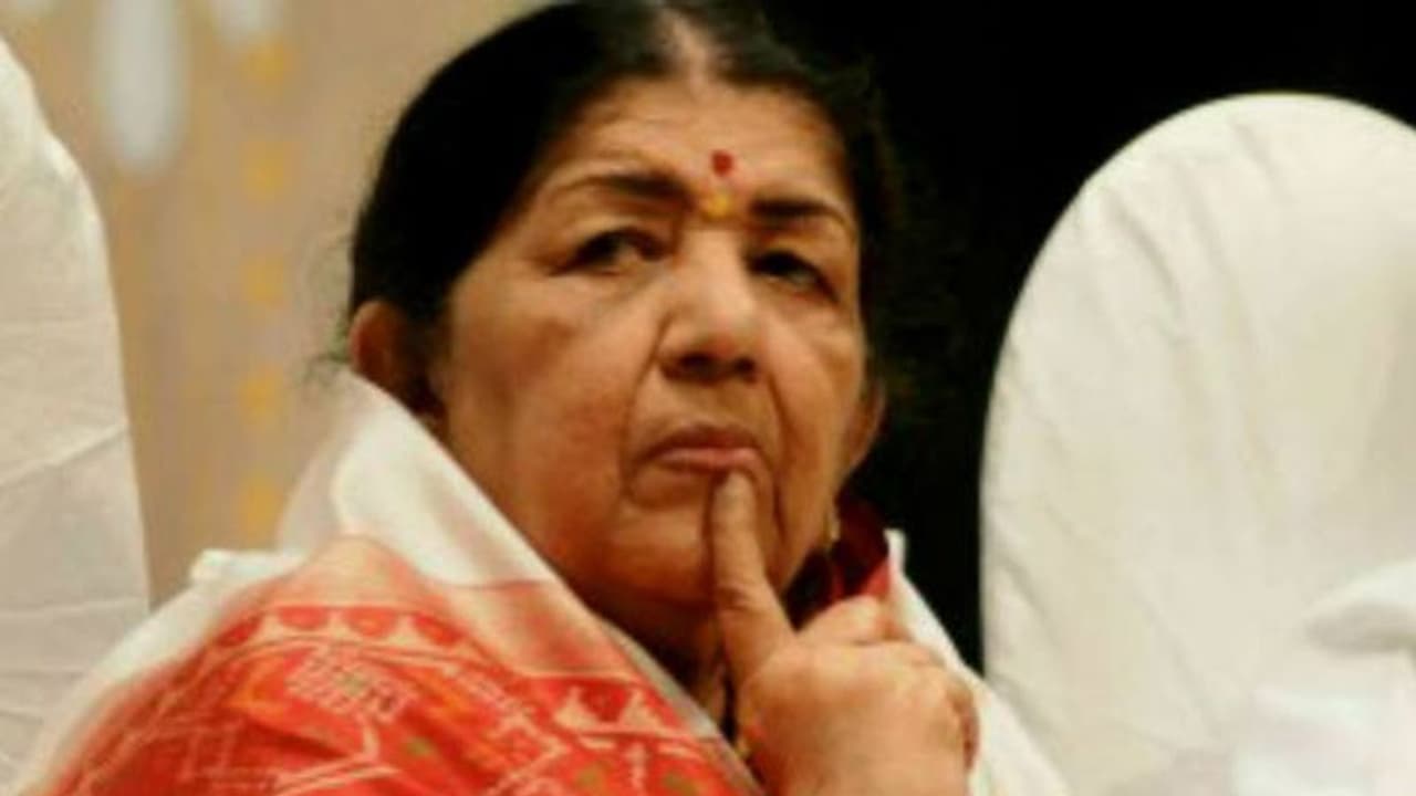 Lata Mangeshkar के वो 10 सदाबहार गाने, इन सॉन्ग ने दीदी को बना दिया था हर दिल अजीज Lata Mangeshkar के वो 10 सदाबहार गाने, इन सॉन्ग ने दीदी को बना दिया था हर दिल अजीज