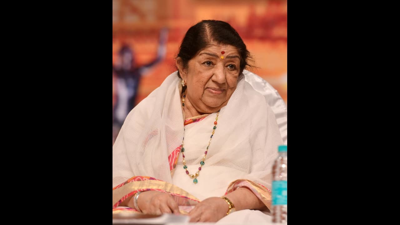 বয়সকালে জাকিয়ে ধরেছিল মৃত্যুশোক, প্রিয়জনদের ছেড়ে যাওয়ার ধাক্কাই কি সামলাতে পারলেন না লতা বয়সকালে জাকিয়ে ধরেছিল মৃত্যুশোক, প্রিয়জনদের ছেড়ে যাওয়ার ধাক্কাই কি সামলাতে পারলেন না লতা