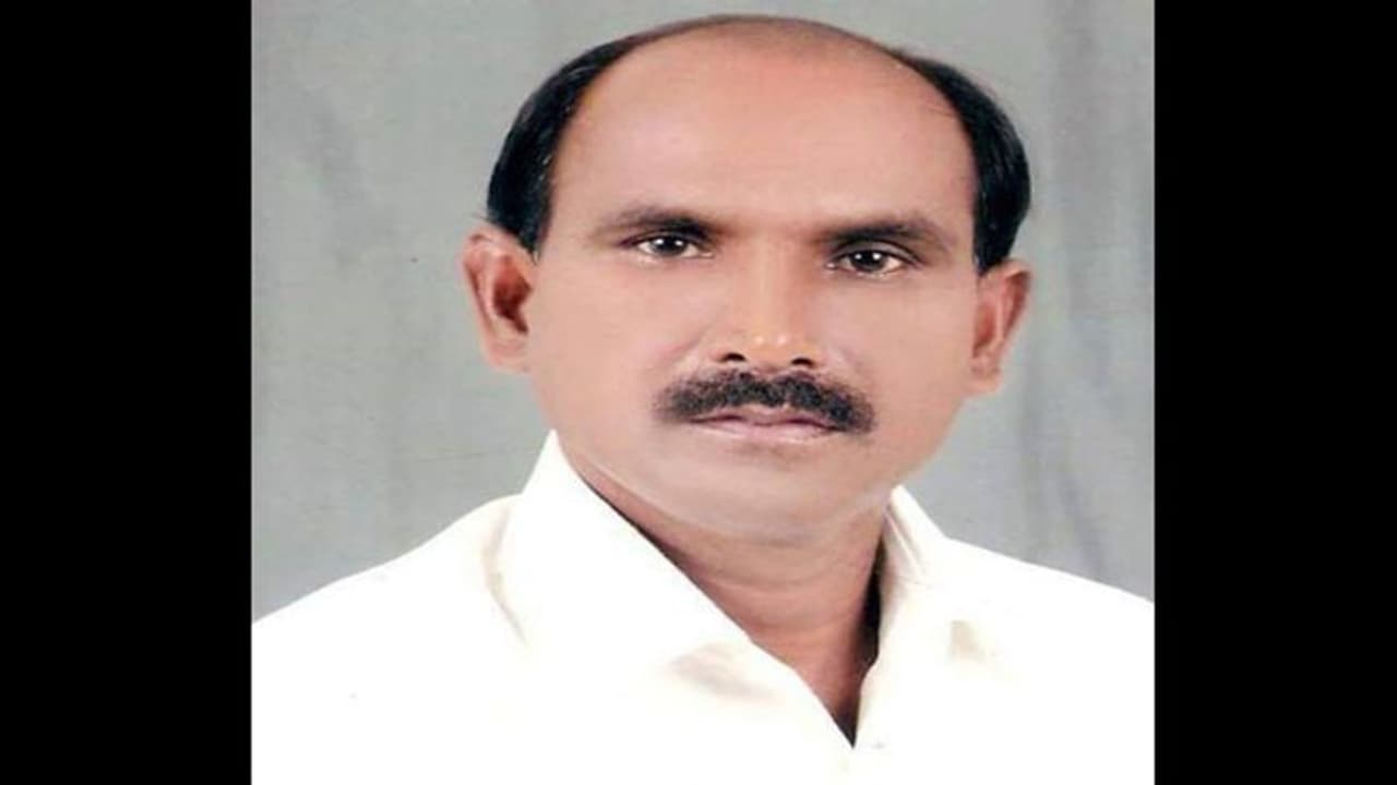 तिलहर के चुनावी मैदान में ससुर के खिलाफ उतरी 'बहू', लोगों की जमीन हड़पने का लगाया आरोप