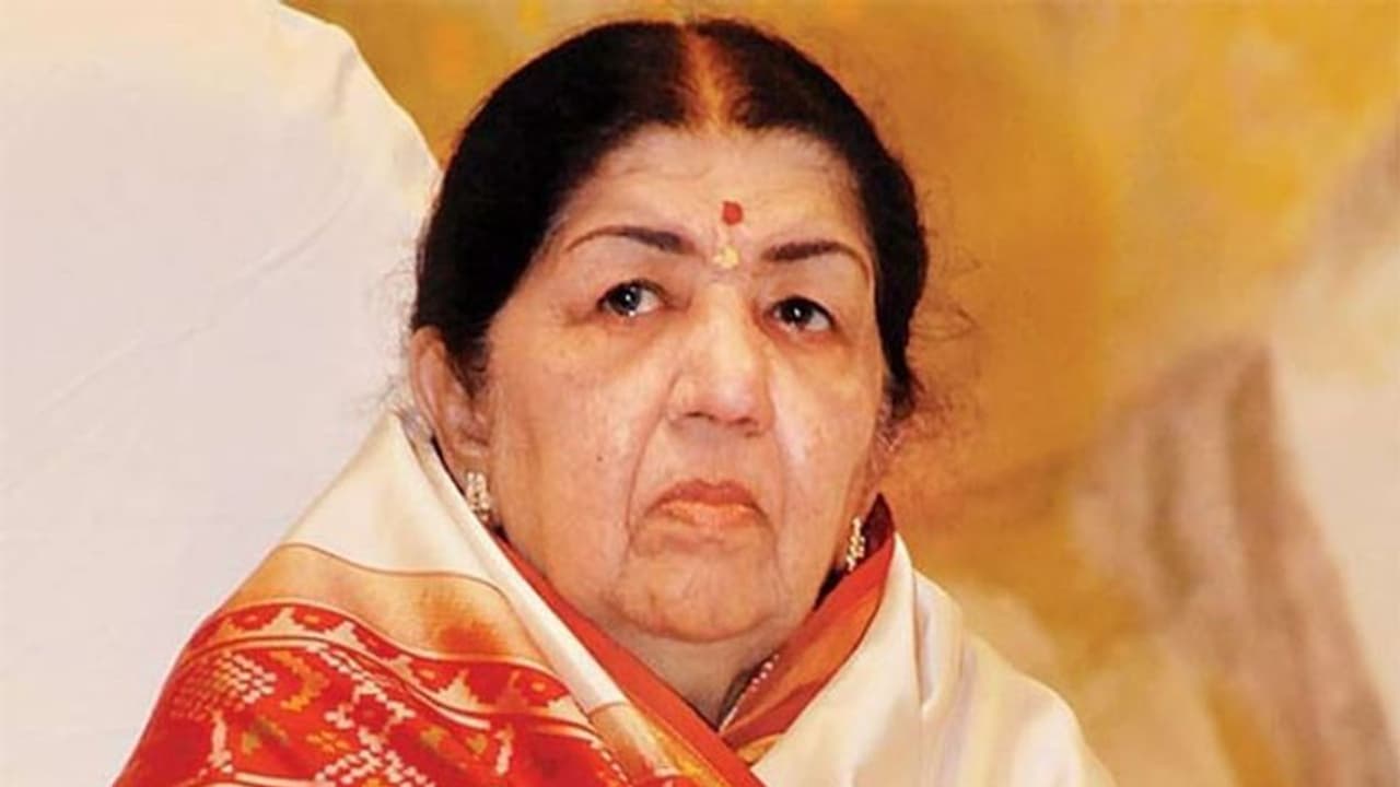 स्कूलों में प्रार्थना के रूप में गाया जाता था Lata Mangeshkar का ये गीत, ये फिल्मी भजन भी हुए सुपर हिट स्कूलों में प्रार्थना के रूप में गाया जाता था Lata Mangeshkar का ये गीत, ये फिल्मी भजन भी हुए सुपर हिट