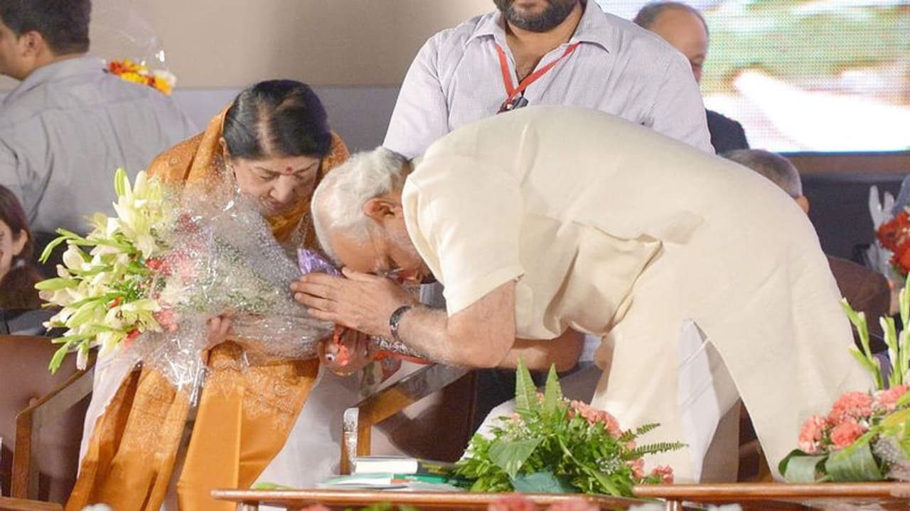 টেলিফোনে লতা মঙ্গেশকরের সঙ্গে কথা বলেছিলেন প্রধানমন্ত্রী মোদী, পুরনো ভিডিও ফেরাল মধুর স্মৃতি