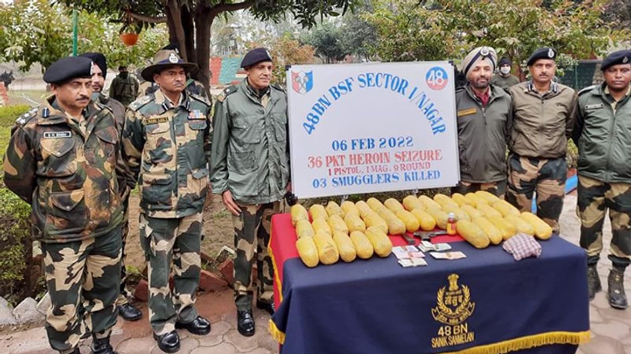 जम्मू कश्मीर के सांबा में तीन पाकिस्तानी तस्करों का एनकाउंटर, BSF ने बरामद की 36 किलोग्राम हेरोइन जम्मू कश्मीर के सांबा में तीन पाकिस्तानी तस्करों का एनकाउंटर, BSF ने बरामद की 36 किलोग्राम हेरोइन