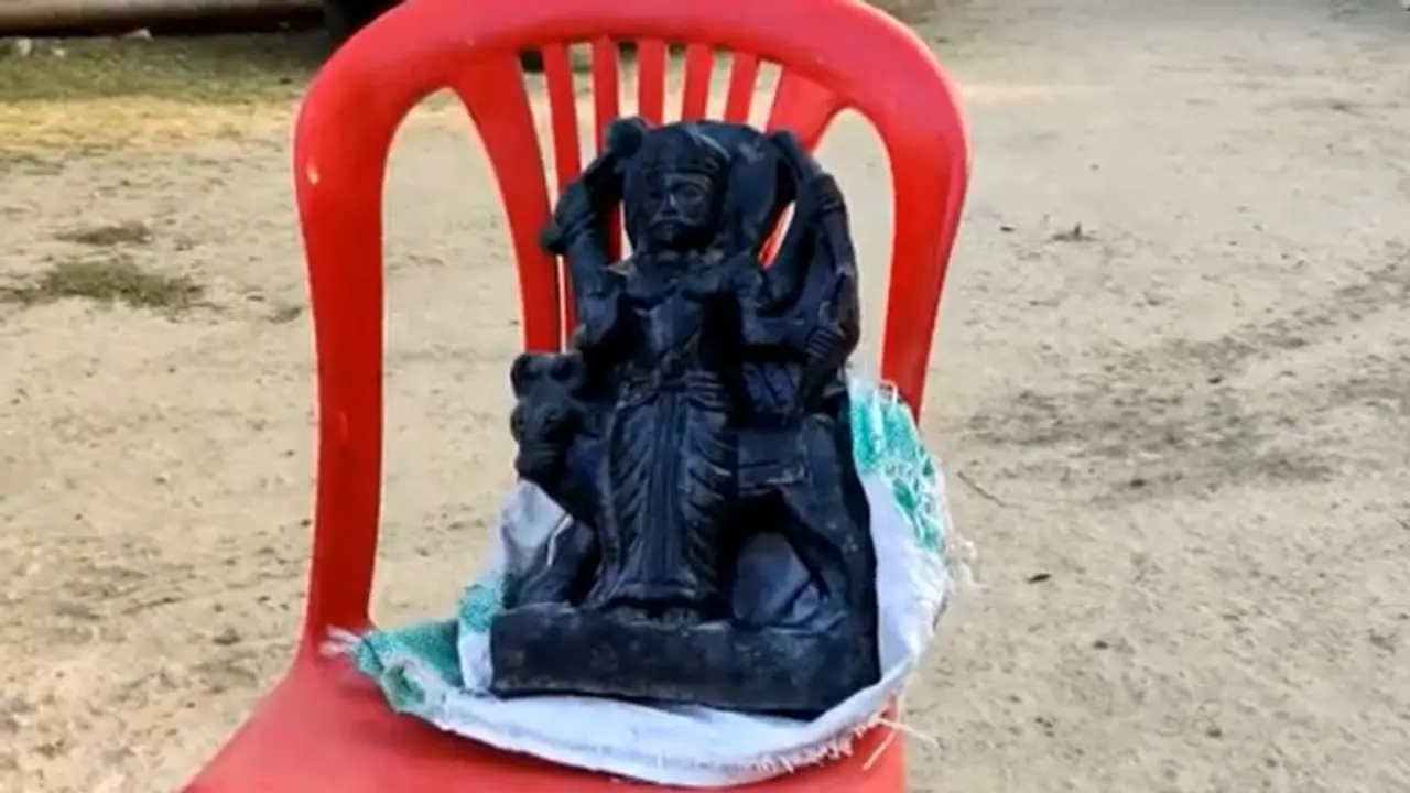 MP गजब : मंदिर से चोरी हुई शनिदेव की मूर्ति, पुलिस खोज लाई यमराज, कहा लो मिल खोए भगवान, दिलचस्प है पूरा मामला MP गजब : मंदिर से चोरी हुई शनिदेव की मूर्ति, पुलिस खोज लाई यमराज, कहा लो मिल खोए भगवान, दिलचस्प है पूरा मामला