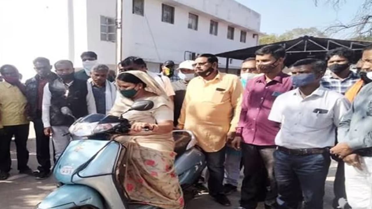 महिला कांग्रेस विधायक अपने पति को खुद ले गई एसपी ऑफिस, पुलिस से कहा लो गिरफ्तार कर लो,जानिए क्या है पूरा मामला