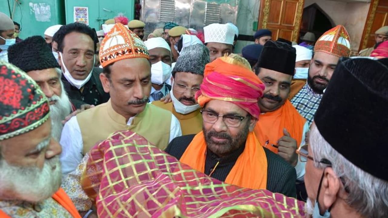PM Modi की भेजी चादर ख्वाजा मोइनुद्दीन चिश्ती की दरगाह पर चढ़ाई गई, Naqvi ने पढ़ा PM के सहिष्णुता सद्भाव संदेश PM Modi की भेजी चादर ख्वाजा मोइनुद्दीन चिश्ती की दरगाह पर चढ़ाई गई, Naqvi ने पढ़ा PM के सहिष्णुता सद्भाव संदेश