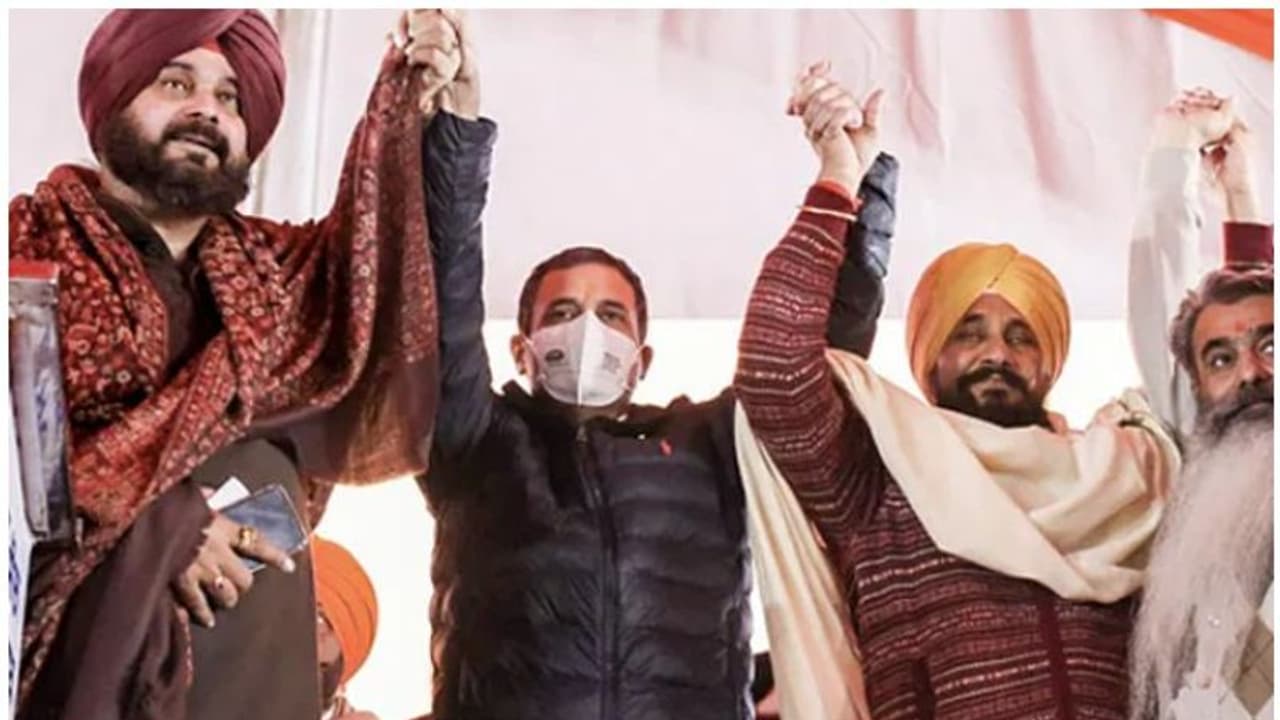 Punjab Election 2022 : പഞ്ചാബിൽ ഛന്നി കോൺഗ്രസ് മുഖ്യമന്ത്രിസ്ഥാനാർത്ഥി, പ്രഖ്യാപിച്ച് രാഹുൽ, വേദിയിൽ സിദ്ദുവും