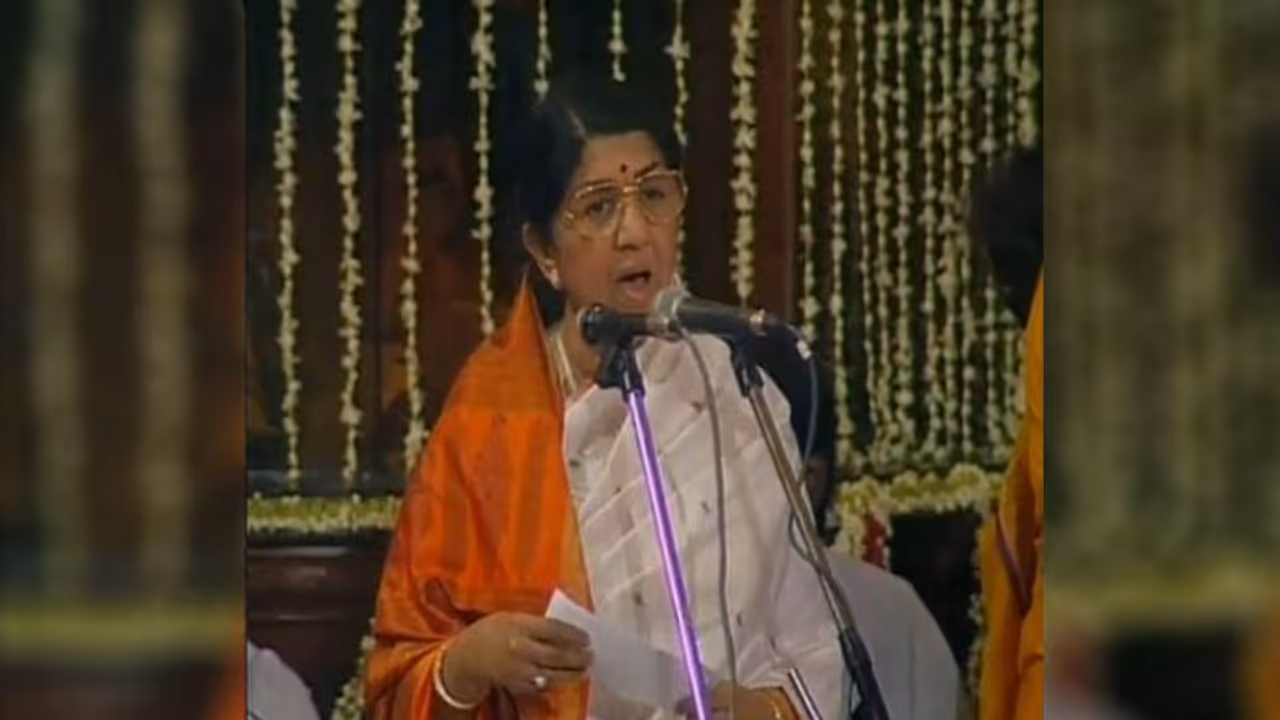 सांसद बनीं Lata Mangeshkar ने कभी नहीं लिया था वेतन भत्ता, संसद में गया था 'सारे जहां से अच्छा', देखें Video सांसद बनीं Lata Mangeshkar ने कभी नहीं लिया था वेतन भत्ता, संसद में गया था 'सारे जहां से अच्छा', देखें Video