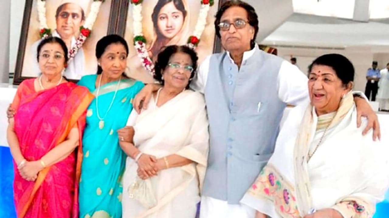 परिवार में सबसे बड़ी बहन थीं Lata Mangeshkar, उनके भाई बहनों ने भी संगीत के क्षेत्र में बनाया है खास मुकाम परिवार में सबसे बड़ी बहन थीं Lata Mangeshkar, उनके भाई बहनों ने भी संगीत के क्षेत्र में बनाया है खास मुकाम