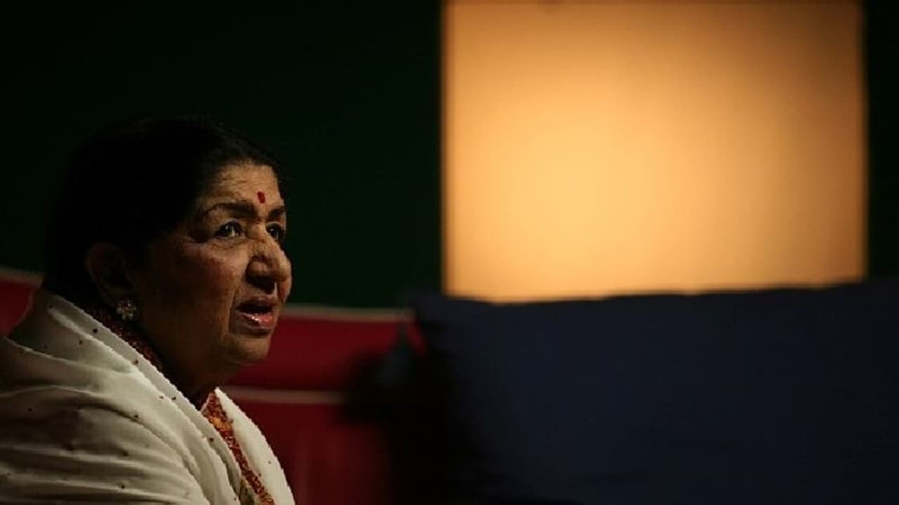 লতা মঙ্গেশকরের প্রয়াণে আজ অর্ধদিবস ছুটি বাংলায়, আগামী ১৫ দিন বাজবে লতার গান লতা মঙ্গেশকরের প্রয়াণে আজ অর্ধদিবস ছুটি বাংলায়, আগামী ১৫ দিন বাজবে লতার গান