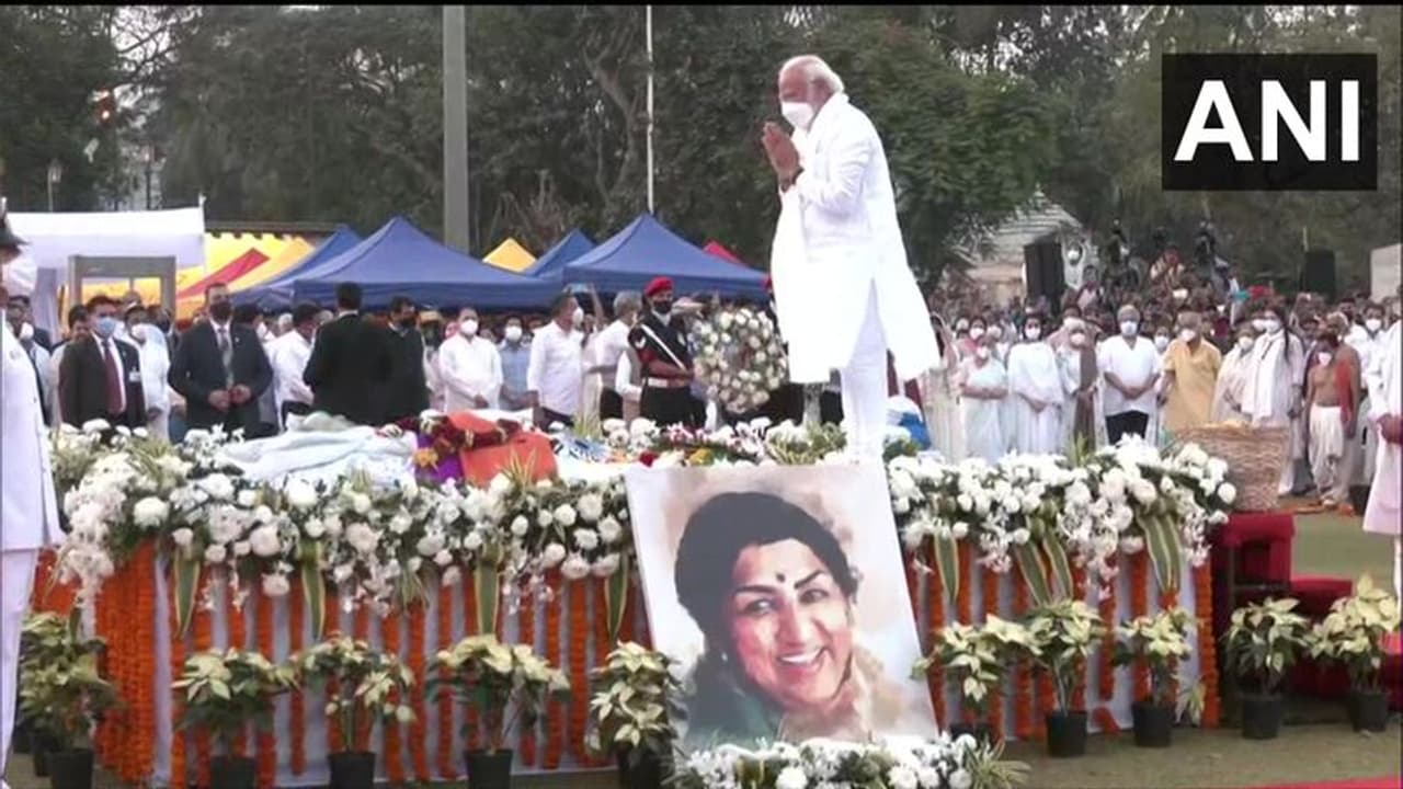 Lata Mangeshkar:பாரத ரத்னா லதா மங்கேஷ்கர் இறுதி சடங்கு..பிரதமர் மோடி அஞ்சலி..முக்கிய தலைவர்கள் பங்கேற்பு.. Lata Mangeshkar:பாரத ரத்னா லதா மங்கேஷ்கர் இறுதி சடங்கு..பிரதமர் மோடி அஞ்சலி..முக்கிய தலைவர்கள் பங்கேற்பு..
