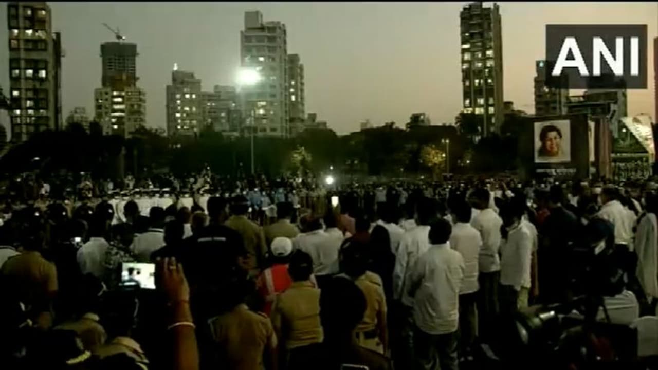 Lata Mangeshkar Funeral:லதா மங்கேஷ்கர் உடலுக்கு அரசு சார்பில் முப்படை மற்றும் காவல்துறையினர் இறுதி மரியாதை.. Lata Mangeshkar Funeral:லதா மங்கேஷ்கர் உடலுக்கு அரசு சார்பில் முப்படை மற்றும் காவல்துறையினர் இறுதி மரியாதை..