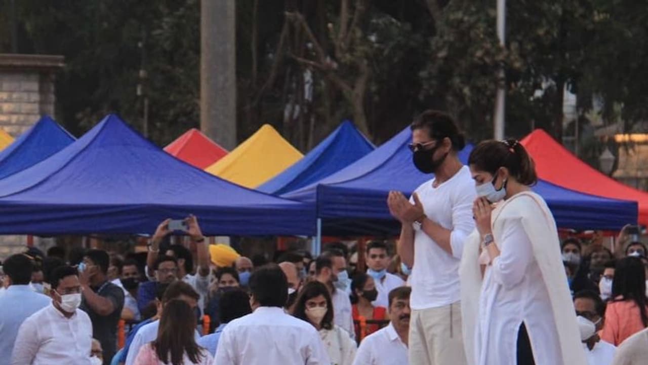 লতা মঙ্গেশকরের শেষকৃত্যে শাহরুখের দুয়া, আবেগে ভাসল কিং ভক্তরা, মৌলবাদীদের কড়া তোপ লতা মঙ্গেশকরের শেষকৃত্যে শাহরুখের দুয়া, আবেগে ভাসল কিং ভক্তরা, মৌলবাদীদের কড়া তোপ