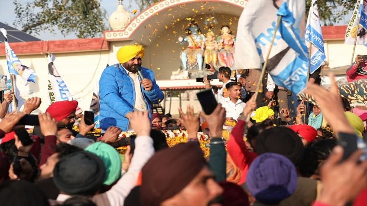 Punjab Election 2022: मोहाली में रोड शो करने पर चुनाव आयोग ने भगवंत मान को भेजा नोटिस Punjab Election 2022: मोहाली में रोड शो करने पर चुनाव आयोग ने भगवंत मान को भेजा नोटिस